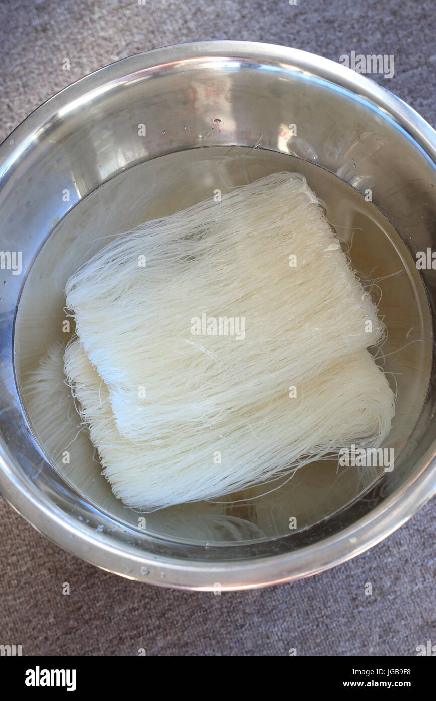 Vermicelle de riz de trempage avant la cuisson Banque D'Images