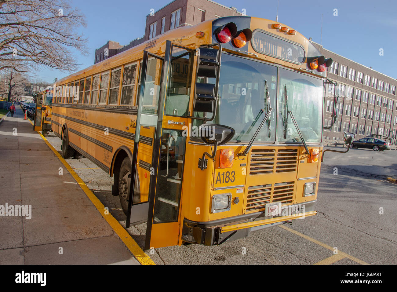 En attente d'autobus scolaires à prendre des jeunes accueil Banque D'Images