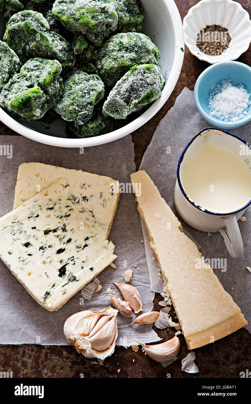 Pâtes aux épinards ingrédients italiens Cuire les épinards surgelés -, la crème, le parmesan, le fromage bleu, de l'ail Banque D'Images