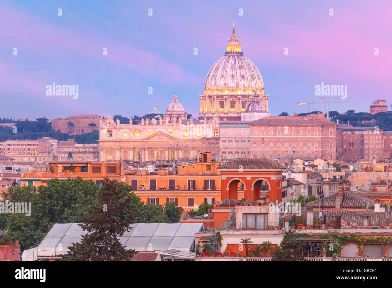 Cathédrale Saint Pierre au coucher du soleil à Rome, Italie. Banque D'Images