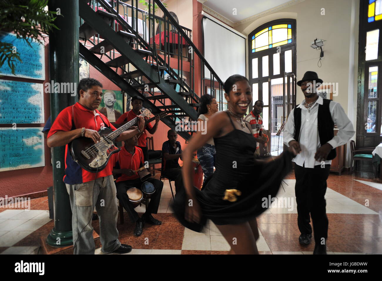 Smiling groupe de salsa et danseurs au Café Taberna (Cafe Beny Plus) dans la Vieille Havane Banque D'Images