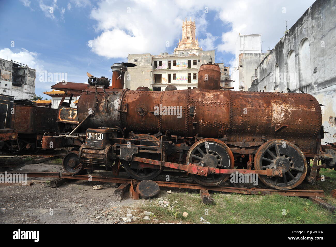 La rouille, train délabré dans une casse dans la Vieille Havane, Cuba près de l'édifice du gouvernement de la capitale nationale Banque D'Images