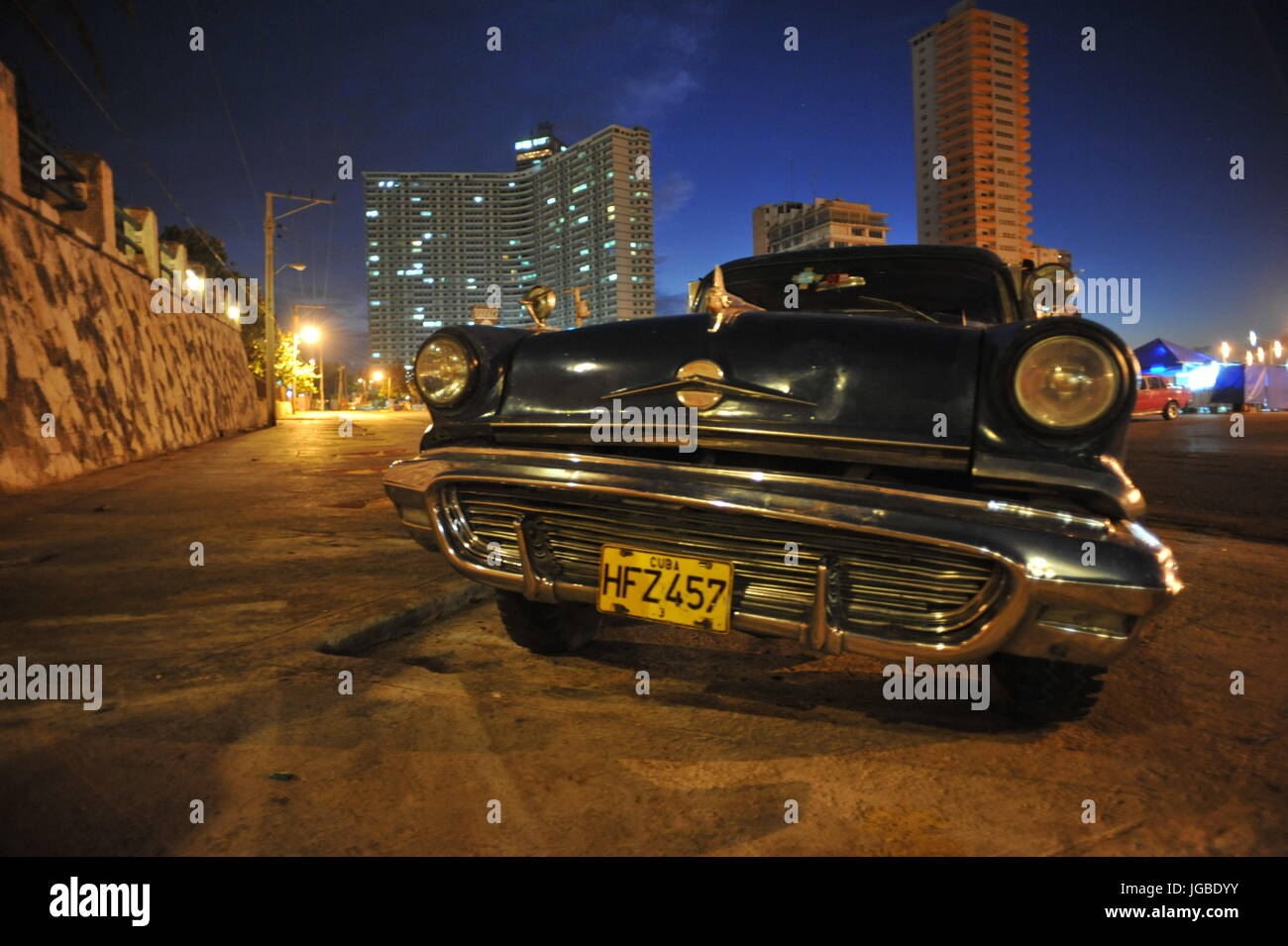 Classic American voiture garée dans la nuit par l'hôtel national de la Vieille Havane, Cuba. Banque D'Images