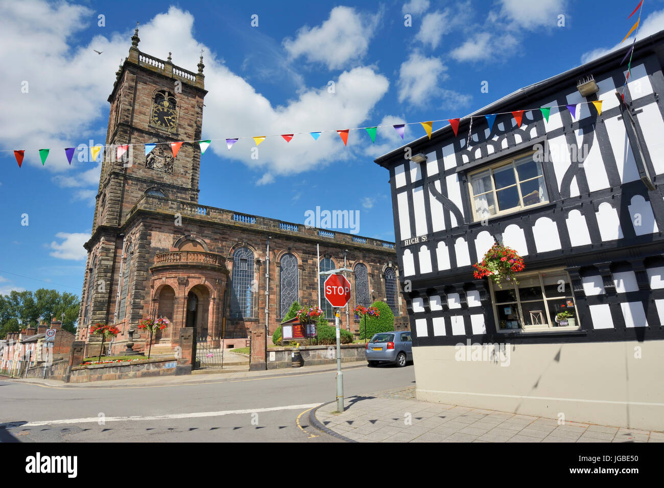 Église Saint Alkmunds et la jonction de l'ours noir public house à Whitchurch, Shropshire sur une belle journée d'été. Banque D'Images