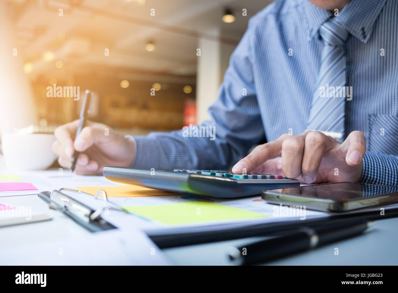 L'entreprise Financement de l'homme le calcul de budgets, factures et conseiller financier à travailler. Banque D'Images