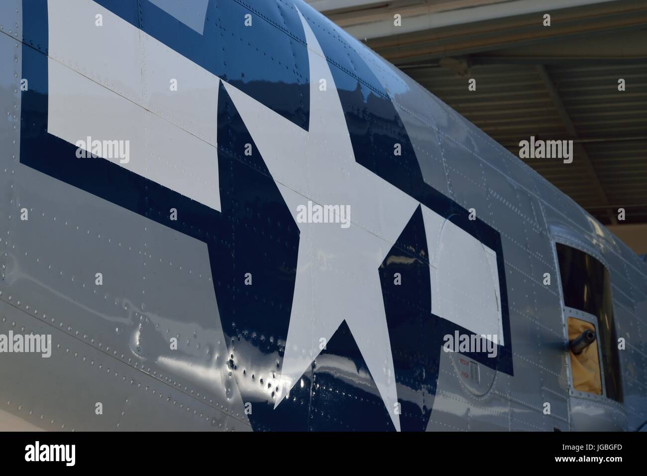Machine gun du côté d'une ww2 bomber plane Banque D'Images