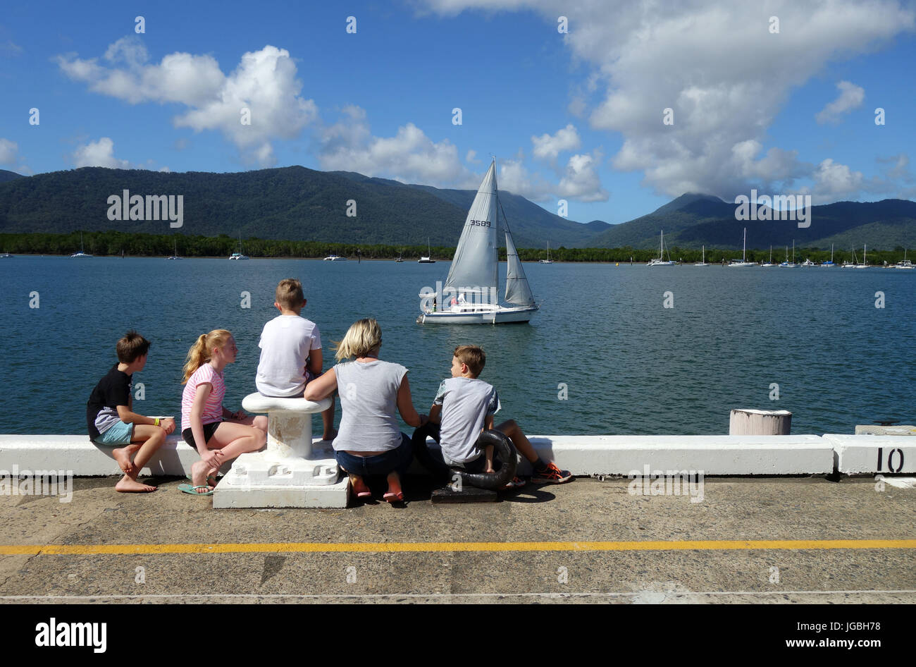 L'observation de la famille passant voilier sur Trinity Inlet, Cairns, Queensland, Australie. Pas de monsieur ou PR Banque D'Images