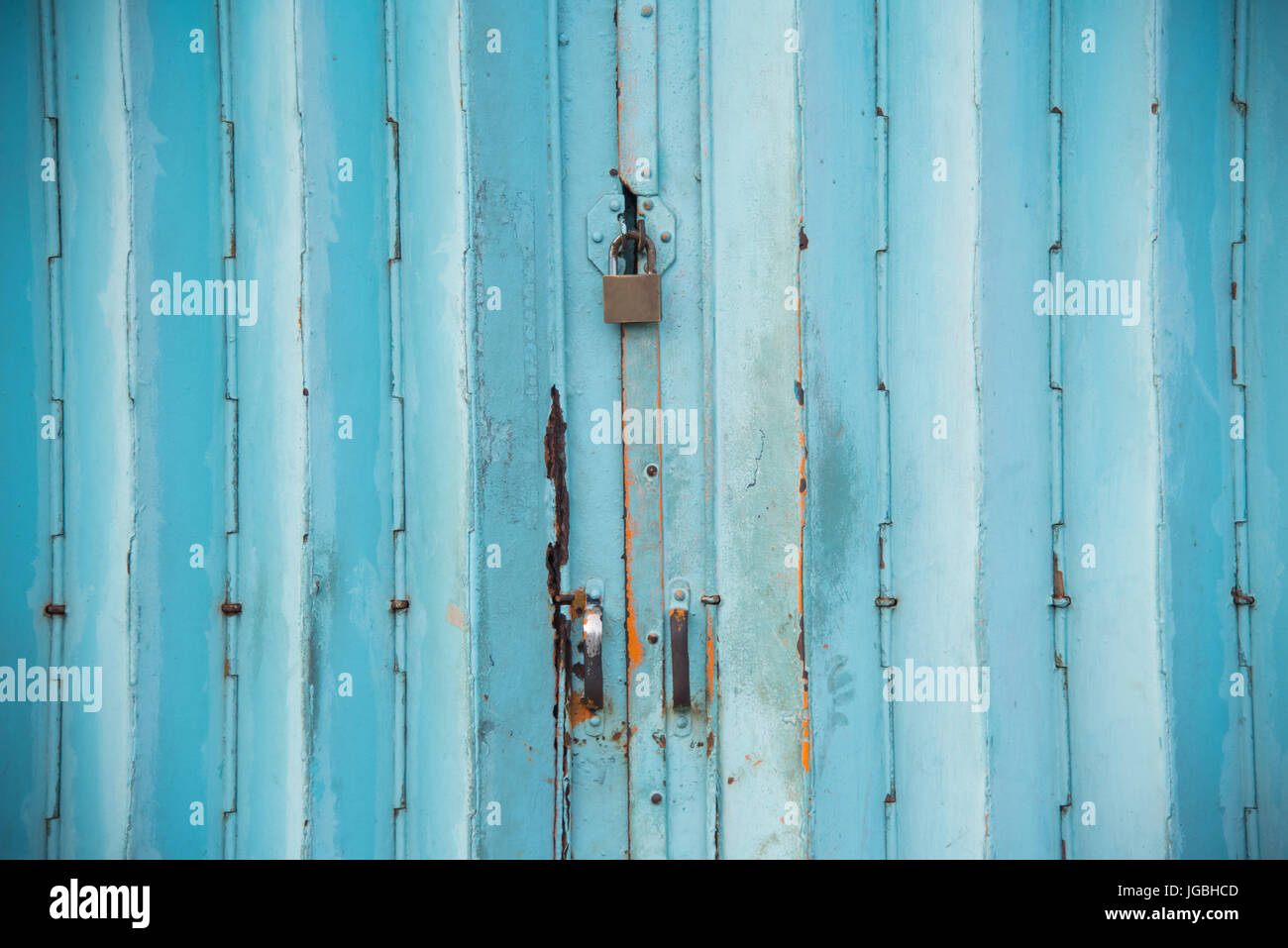 Mettalic serrure sans la clé sur la porte bleu vintage,mettalic résidentielle porte pliante avec dispositif de verrouillage bleu installé Banque D'Images