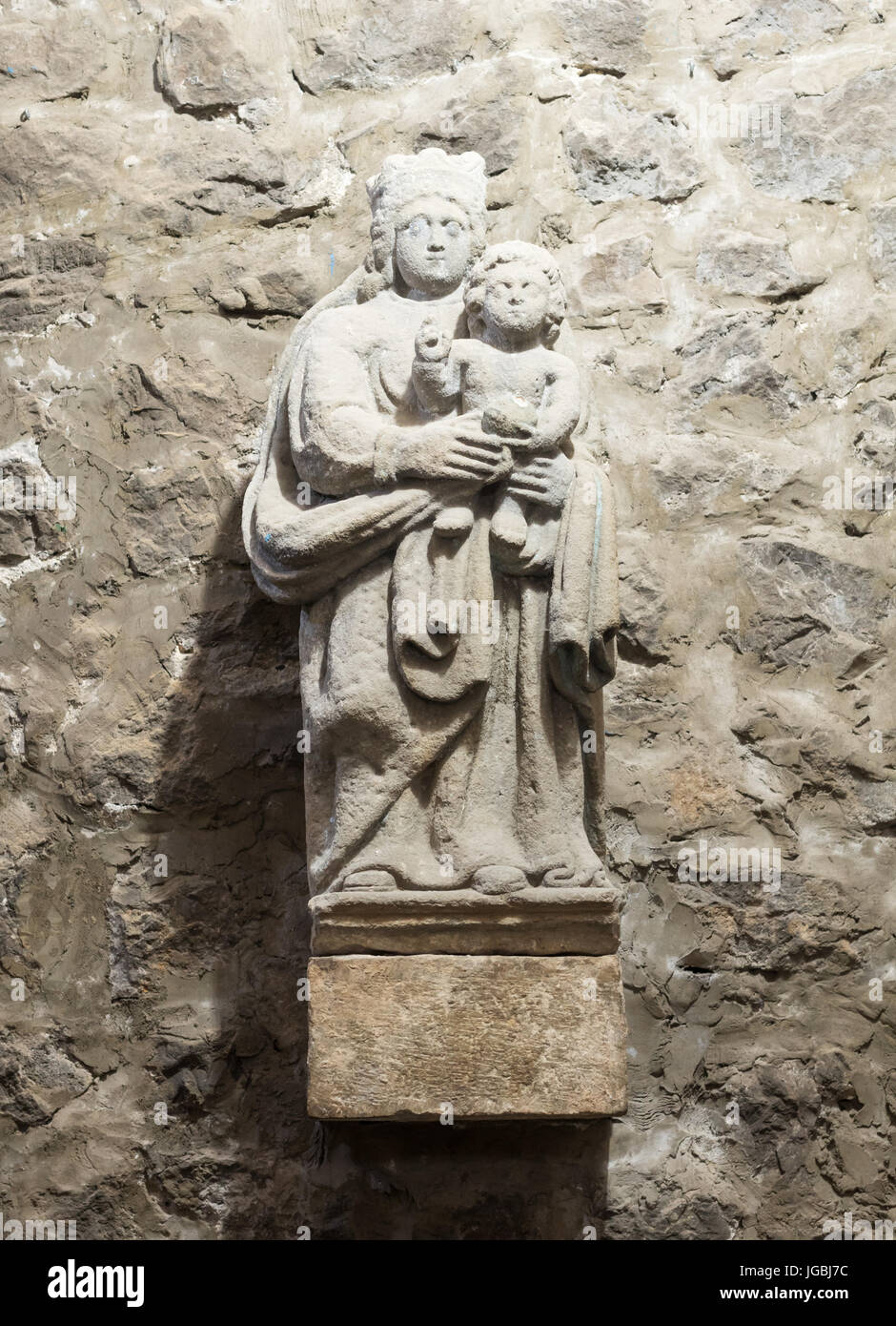 La statuaire religieuse médiévale au sein de l'Eglise de Santa María de la Asunción, Laredo, Cantabrie, Espagne Banque D'Images