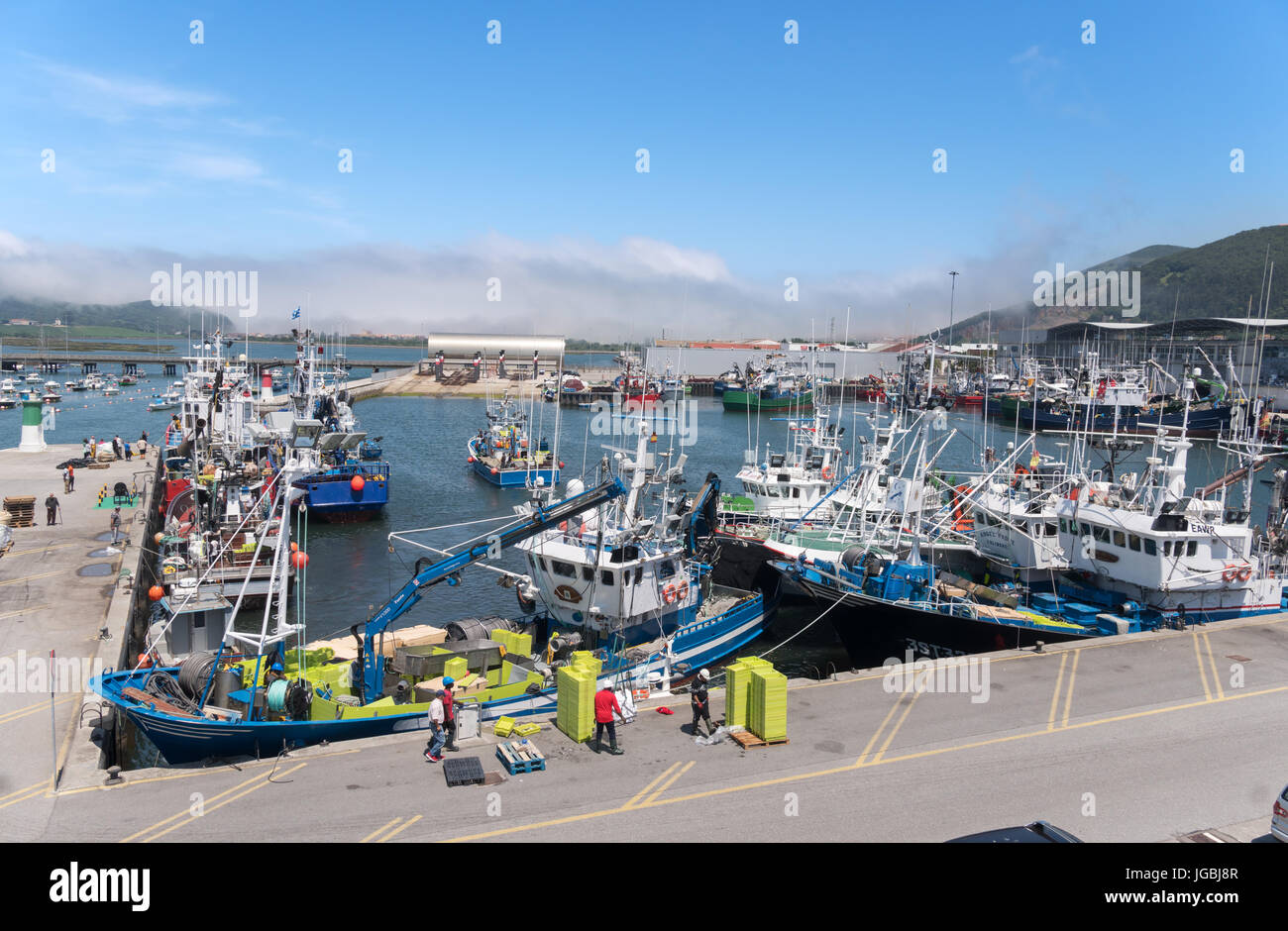 Les pêcheurs au travail sur bateau de pêche dans le port de Santoña, Cantabria, ESPAGNE Banque D'Images