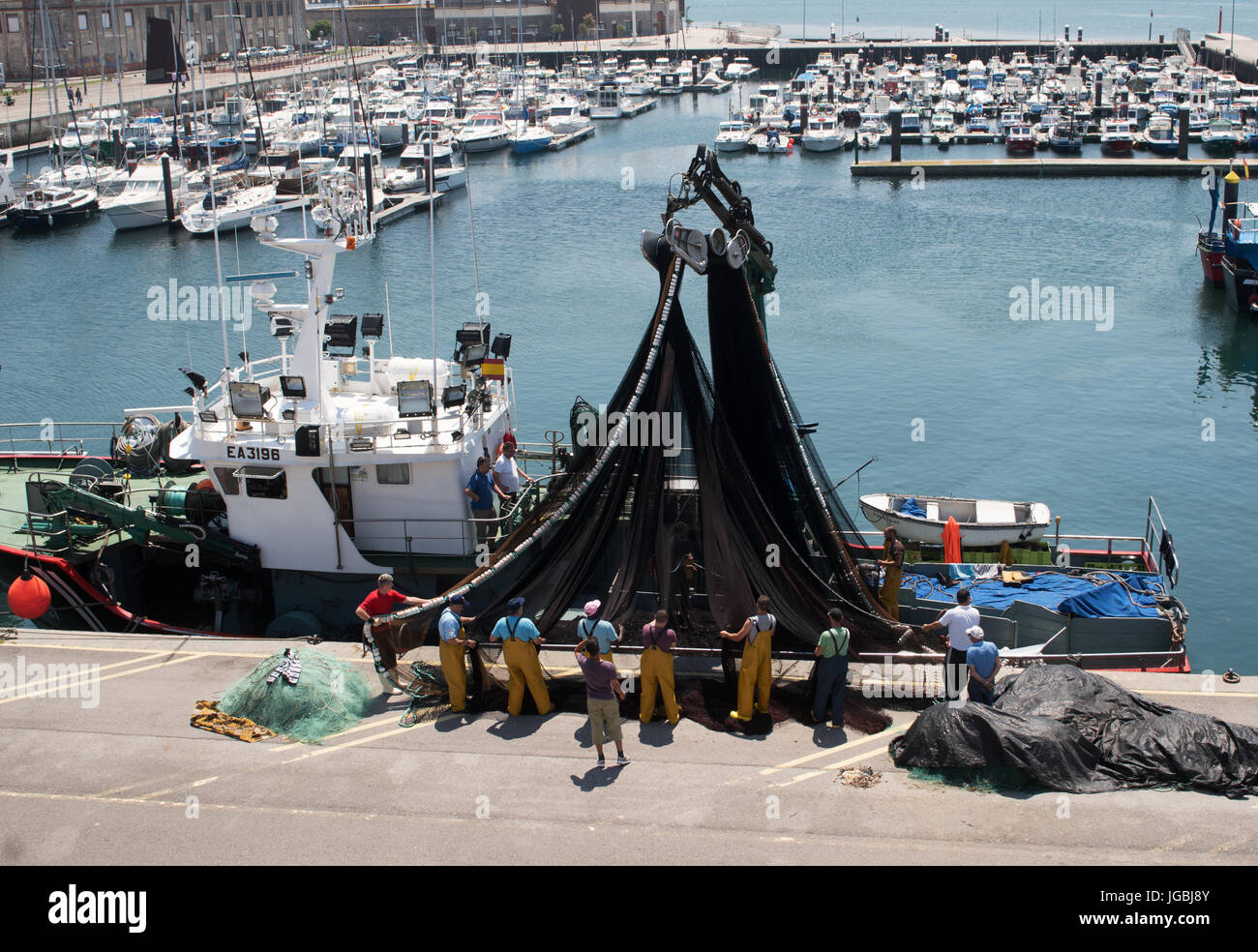 Filets de pêcheurs sur l'inspection de bateau de pêche dans le port de Santoña, Cantabria, ESPAGNE Banque D'Images