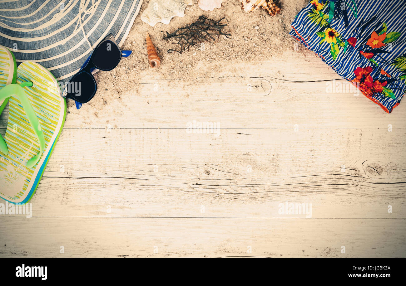 Le sable et les coquillages et hat sur le plancher en bois, concept d'été, voyage seychely Beach, Floride, Hawaï, à Bali, été blade Banque D'Images