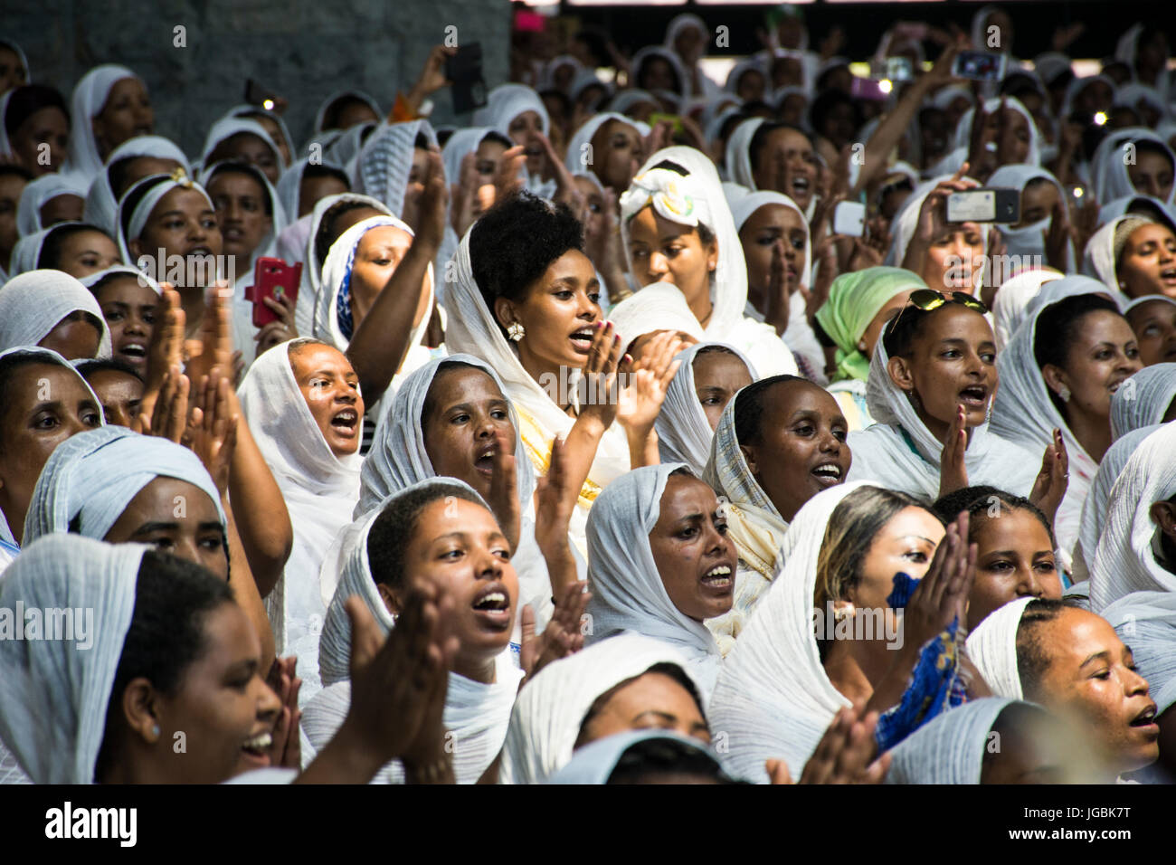 La femme chrétienne orthodoxe éthiopienne durant la journée St Yared l'intérieur de l'église Notre Dame du Liban Liban harissa. Banque D'Images