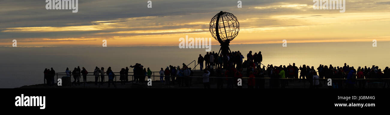 Les touristes sur Cap Nord en regardant le soleil de minuit, la Norvège Banque D'Images