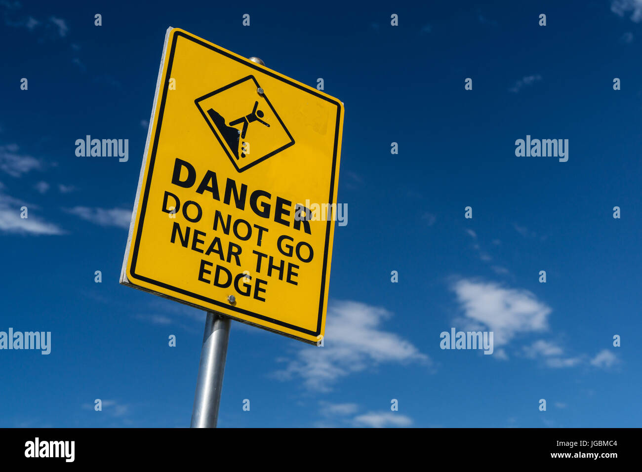 Un panneau d'avertissement sur une falaise Banque D'Images