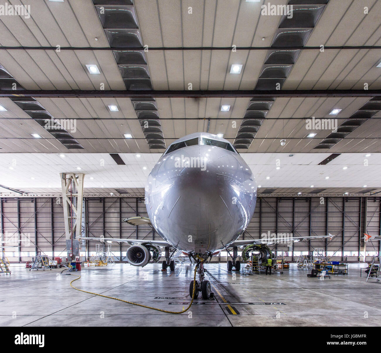 Un avion dans le hangar de maintenance Banque D'Images