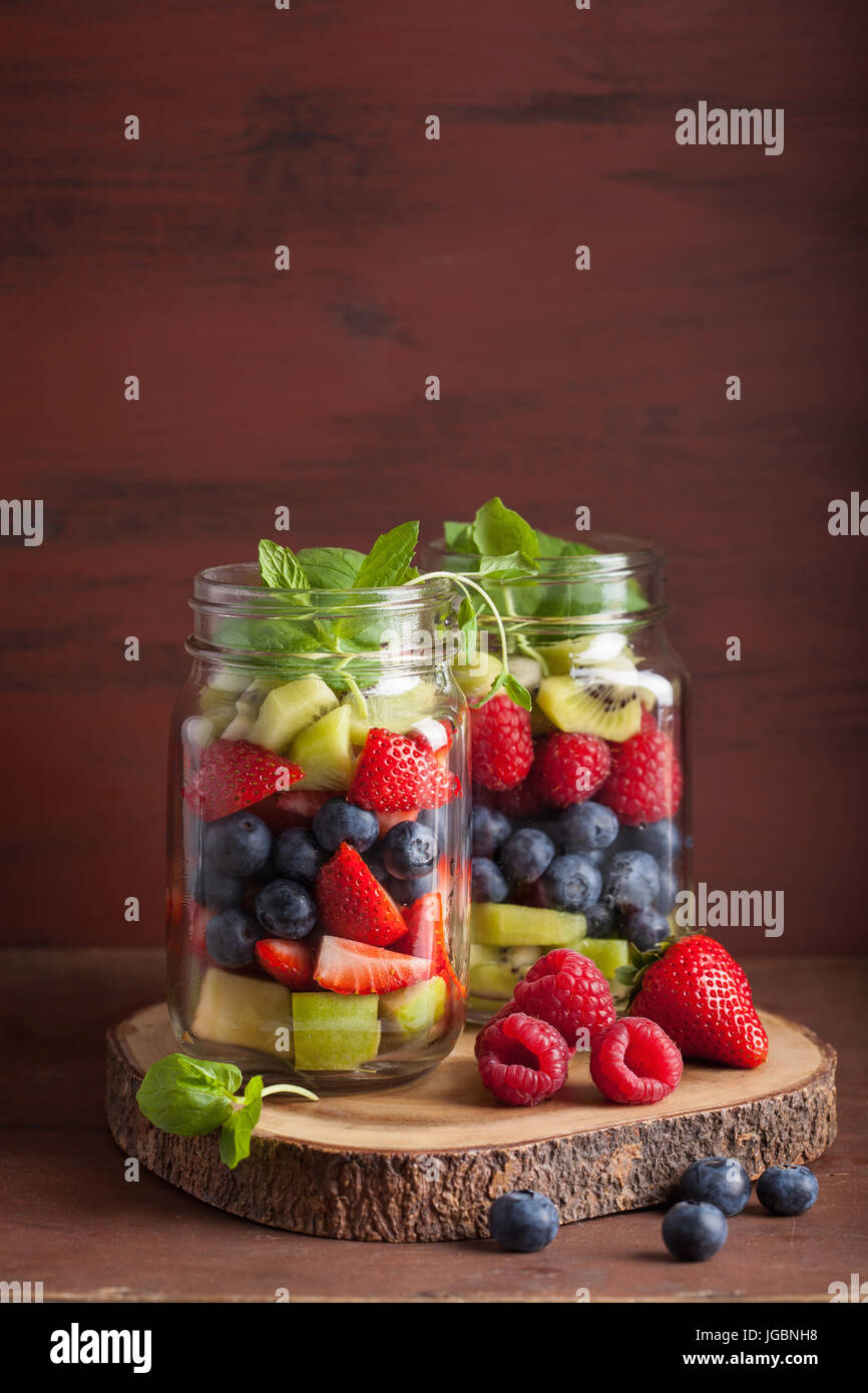 Salade de fruits en pot Mason de bleuets fraises menthe pomme kiwi Banque D'Images