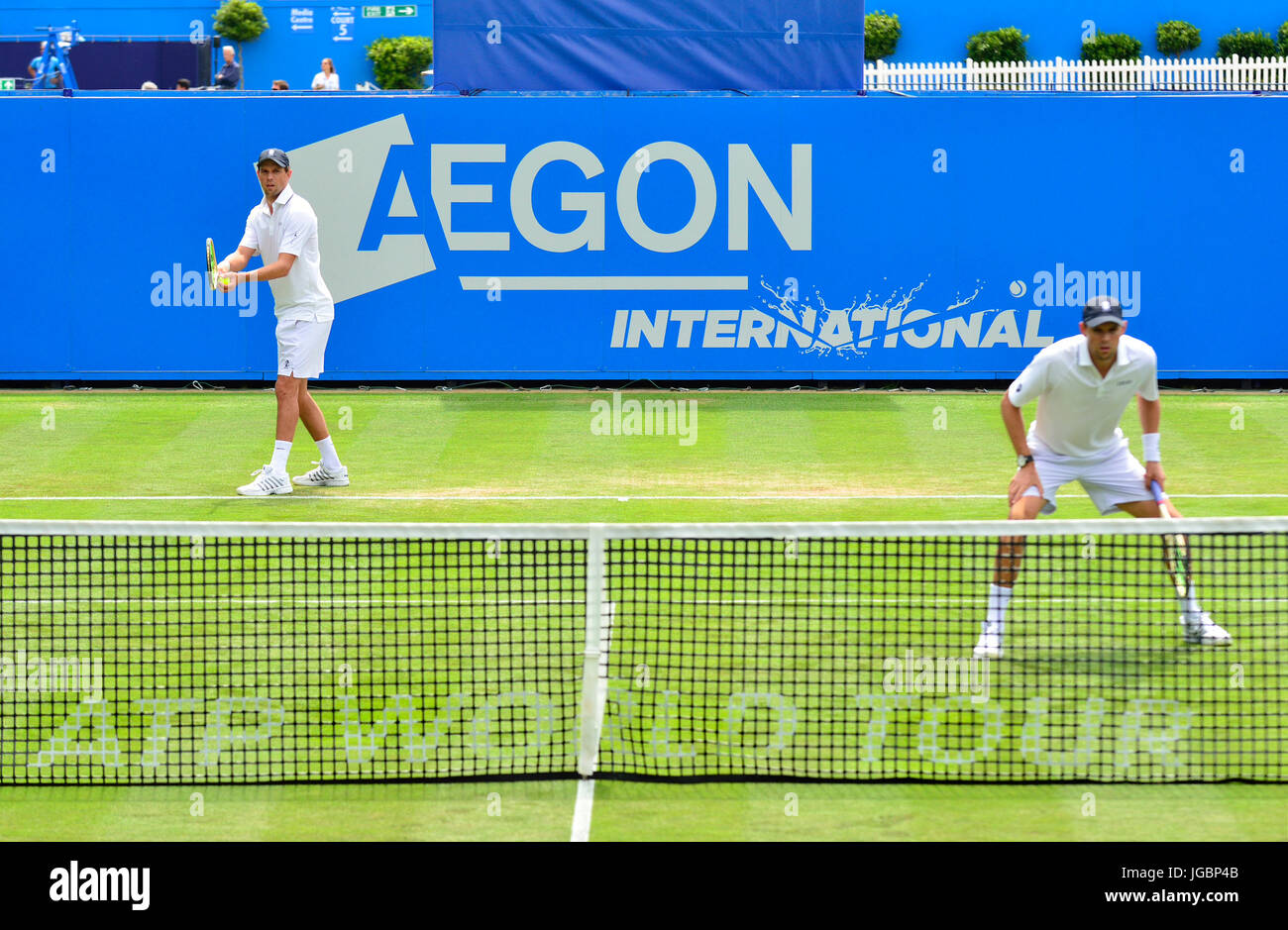 Mike et Bob Bryan dans un match de double au tournoi international Aegon, Eastbourne 2017. Mike portion (droitier) Banque D'Images