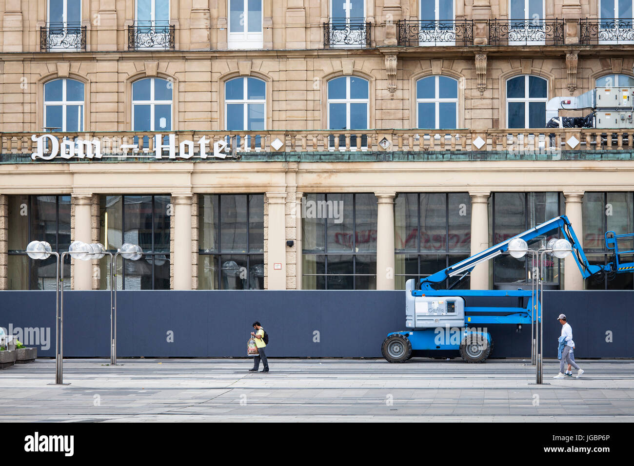 Allemagne, Cologne, plate-forme de travail mobile en face de l'Hôtel Dom abandonnés près de la cathédrale, l'hôtel est depuis des années une restructuration ruine. Banque D'Images