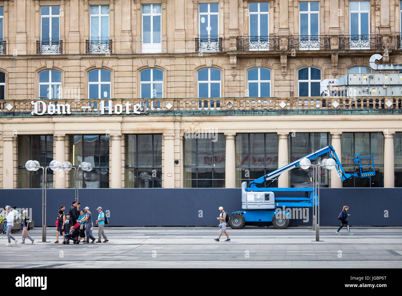 Allemagne, Cologne, plate-forme de travail mobile en face de l'Hôtel Dom abandonnés près de la cathédrale, l'hôtel est depuis des années une restructuration ruine. Banque D'Images