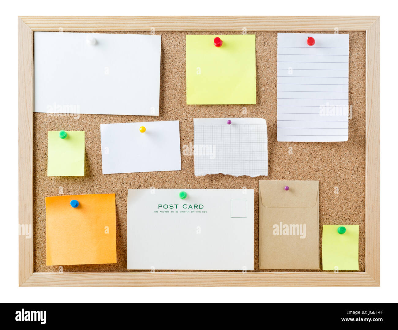 Un cork pinboard, isolé sur blanc, avec une variété d'épingles sticky notes, cartes et des morceaux de papier, laissée vierge pour fournir une copie de l'espace pour les messages. Banque D'Images