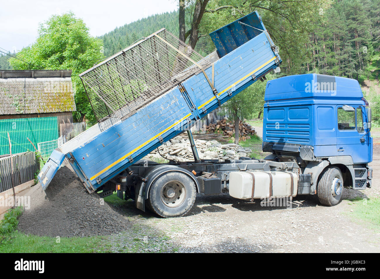 Truck dumping ground avec inclinaison hydraulique Banque D'Images