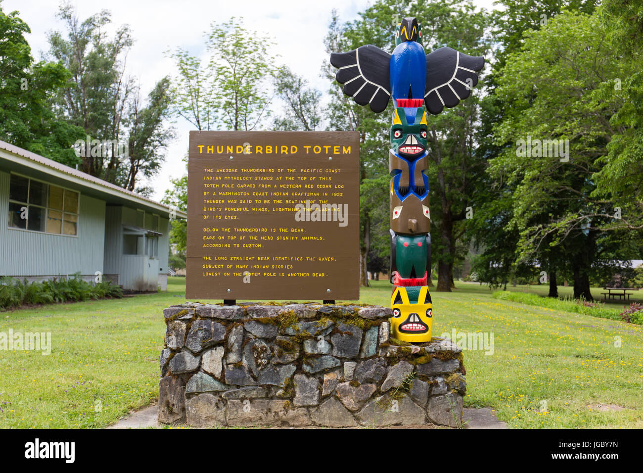 Thunderbird Totem en Newhalem près du Seattle City Light Information Skagit Centre à North Cascades National Park, Washington Banque D'Images