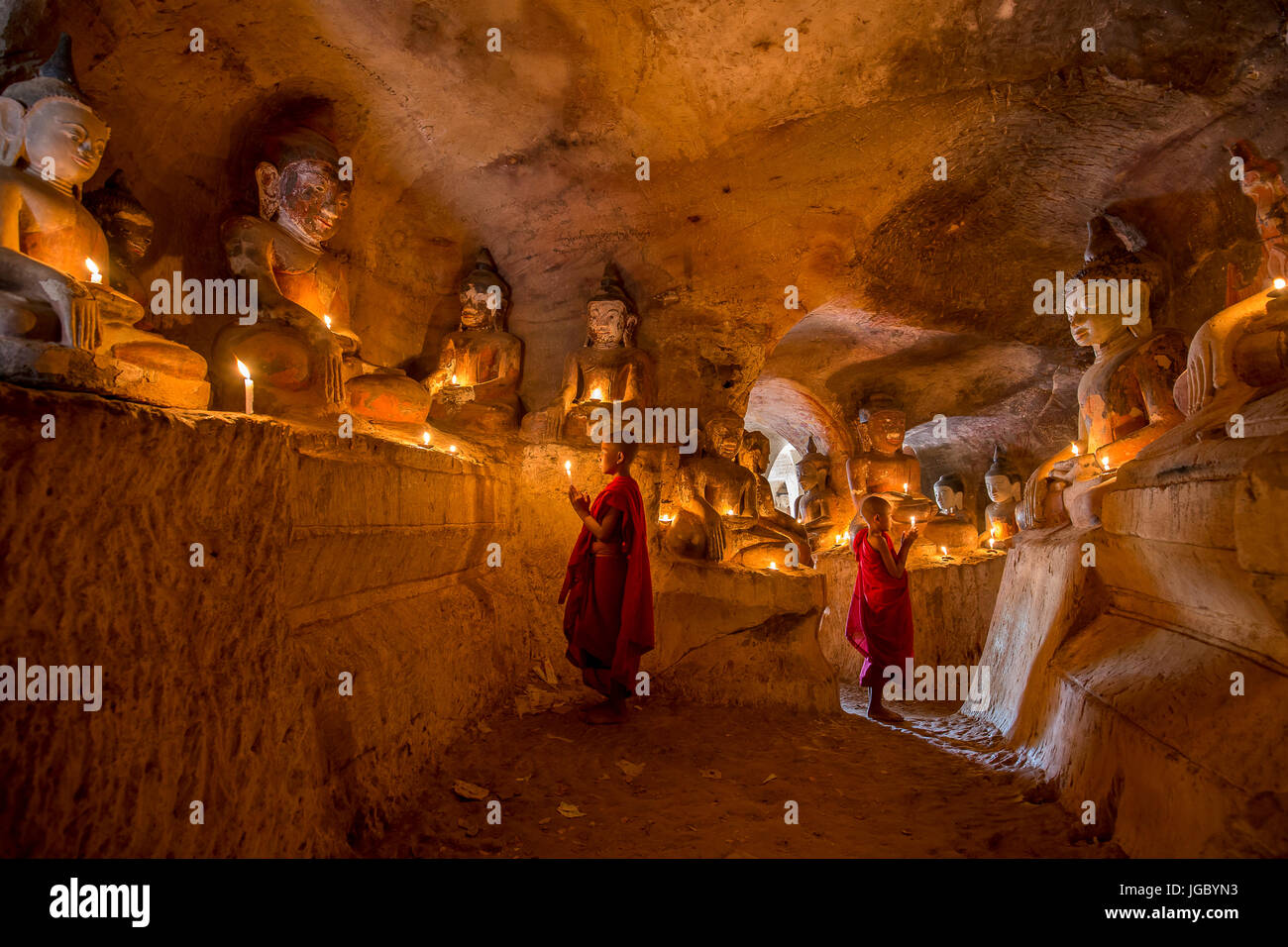 Moine novice bouddhiste priant l'intérieur Po Win Taung cave dans le nord du Myanmar - Rhône-Alpes - région - Myanmar Monywa Banque D'Images