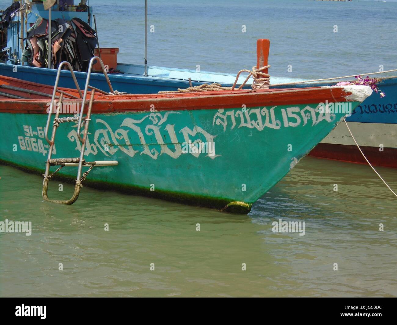 Deux bateaux de pêche ancrés sur le rivage dans le golfe de Thaïlande Pattaya Beach Thaïlande Banque D'Images