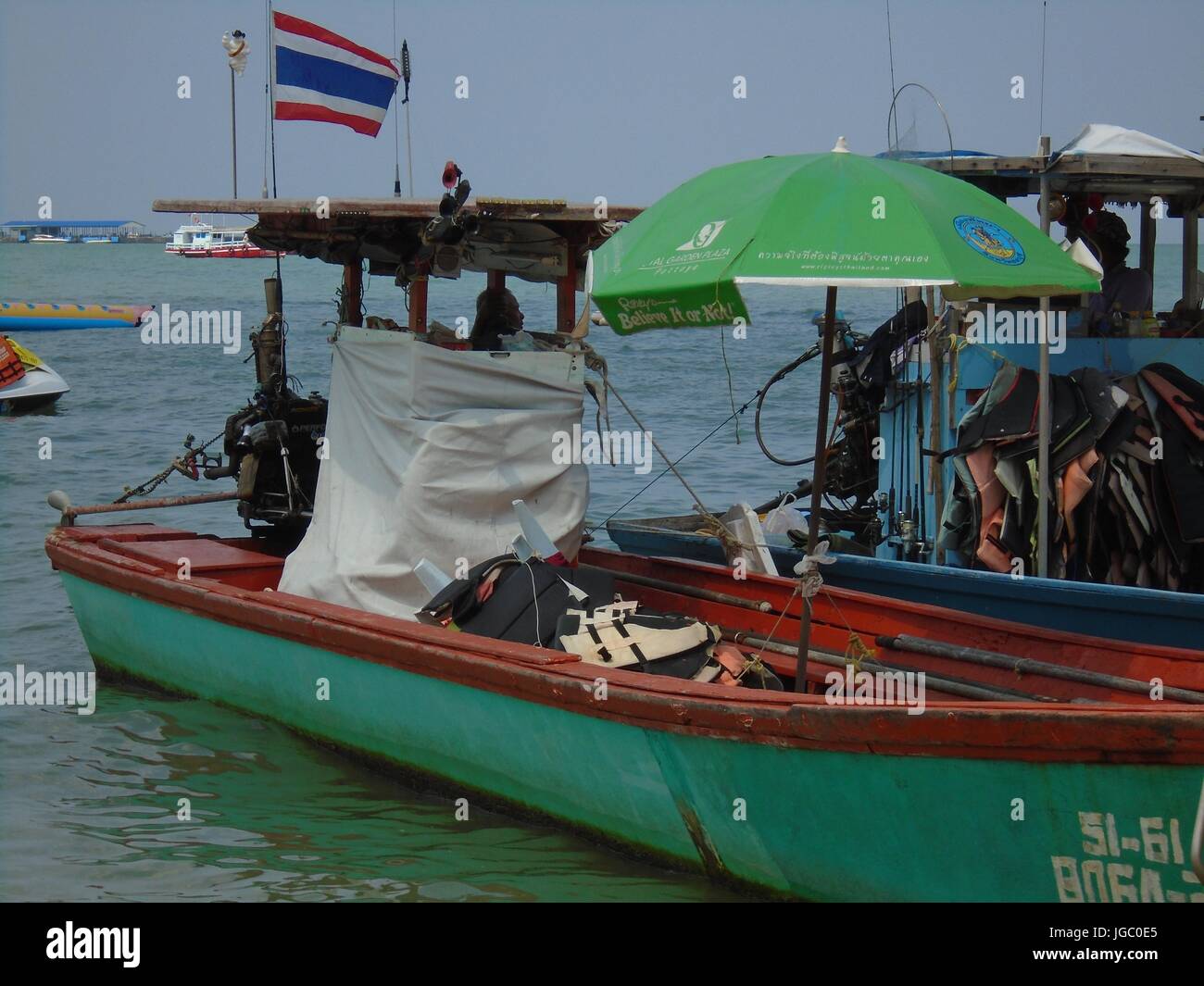 Deux bateaux de pêche ancrés sur le rivage dans le golfe de Thaïlande Pattaya Beach Thaïlande Banque D'Images