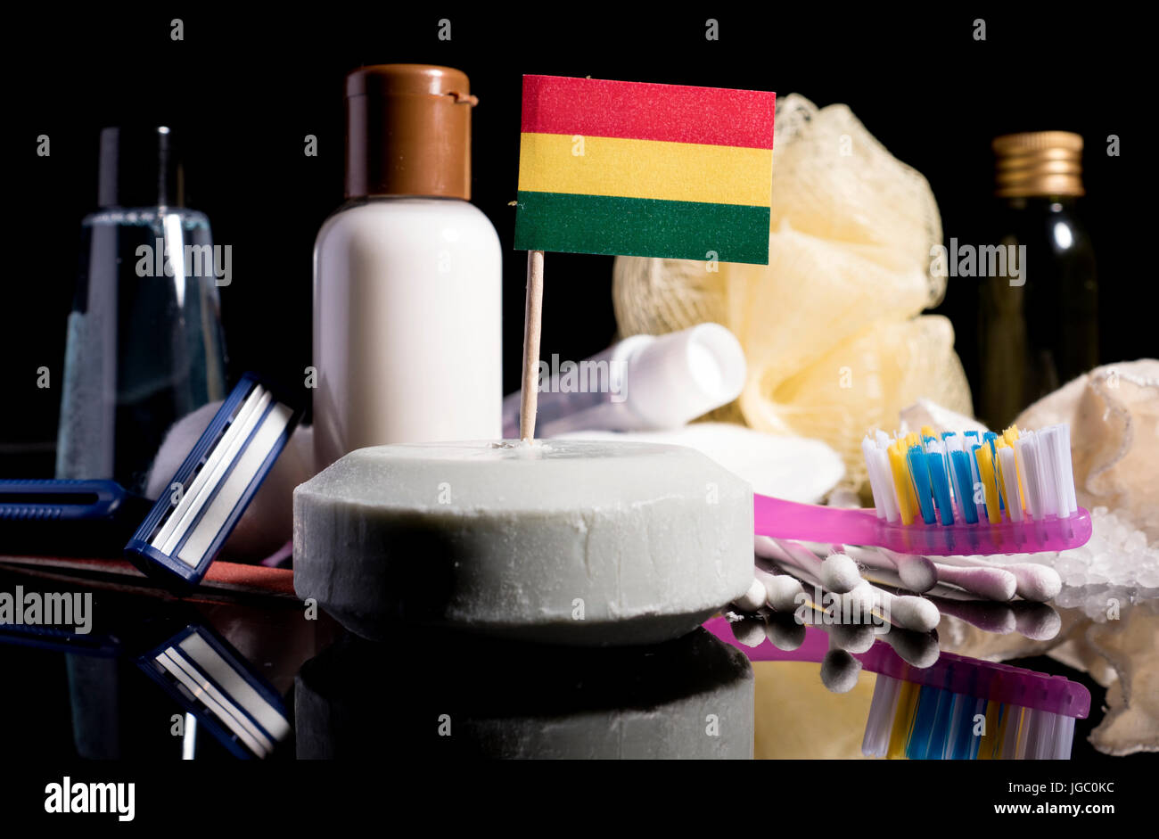Drapeau bolivien dans le soap avec tous les produits pour l'hygiène des gens Banque D'Images