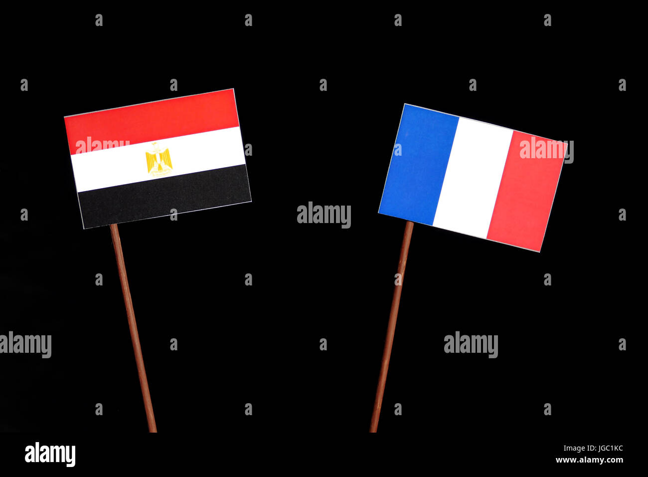 Drapeau égyptien avec drapeau français isolé sur fond noir Banque D'Images