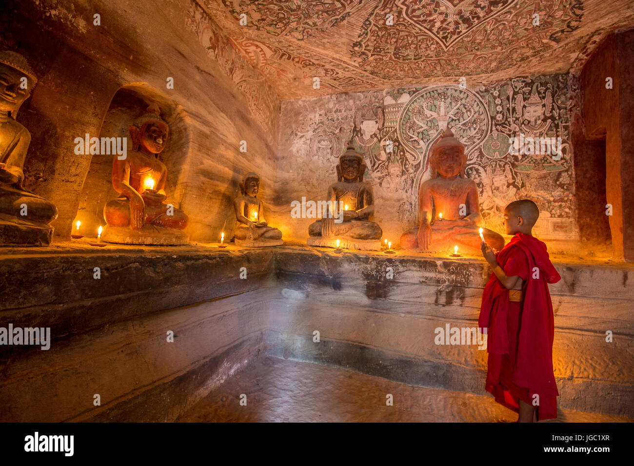 Un moine en prière avec la lumière de bougie à Po Win Taung / Hpowindaung - grotte - Rhône-Alpes - région de Monywa Myanmar du Nord Banque D'Images