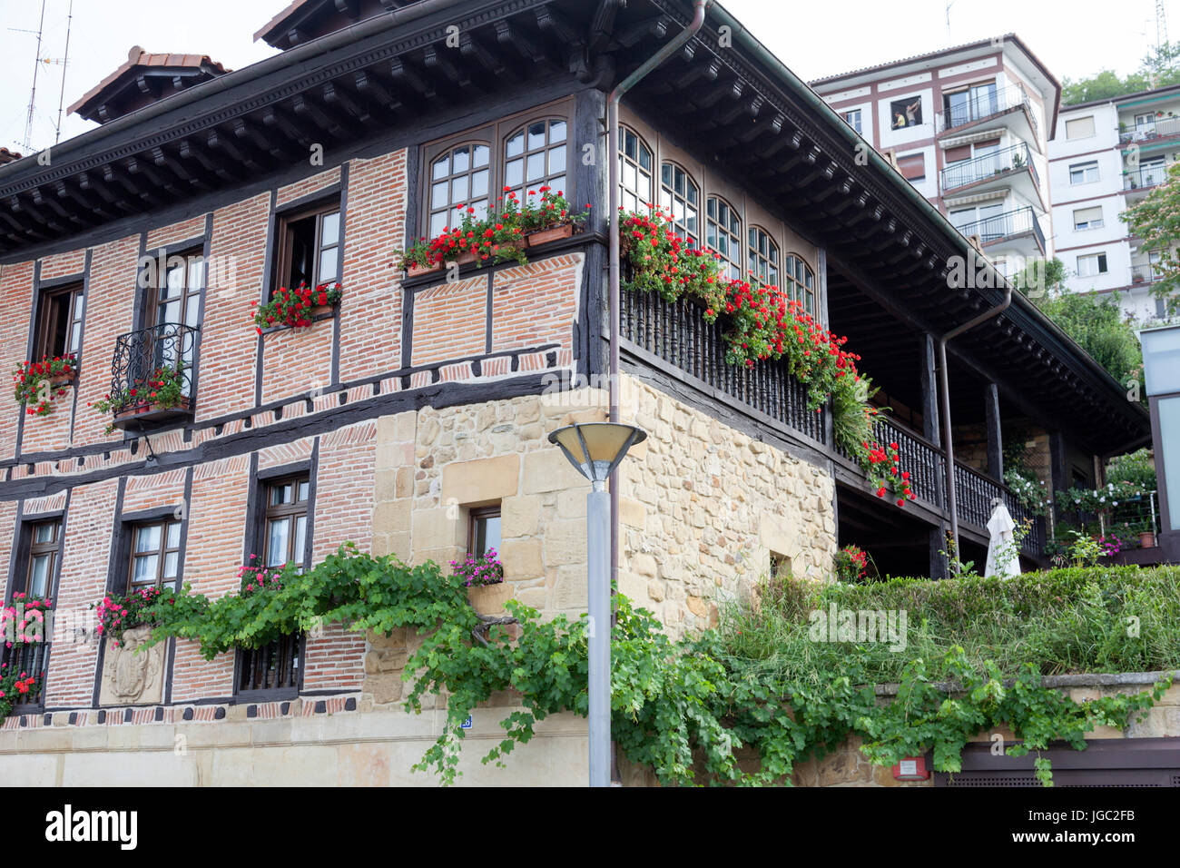 Dans le centre de Pasajes (Guipuzkoa - Espagne), une imposante maison basque et coloré. Banque D'Images