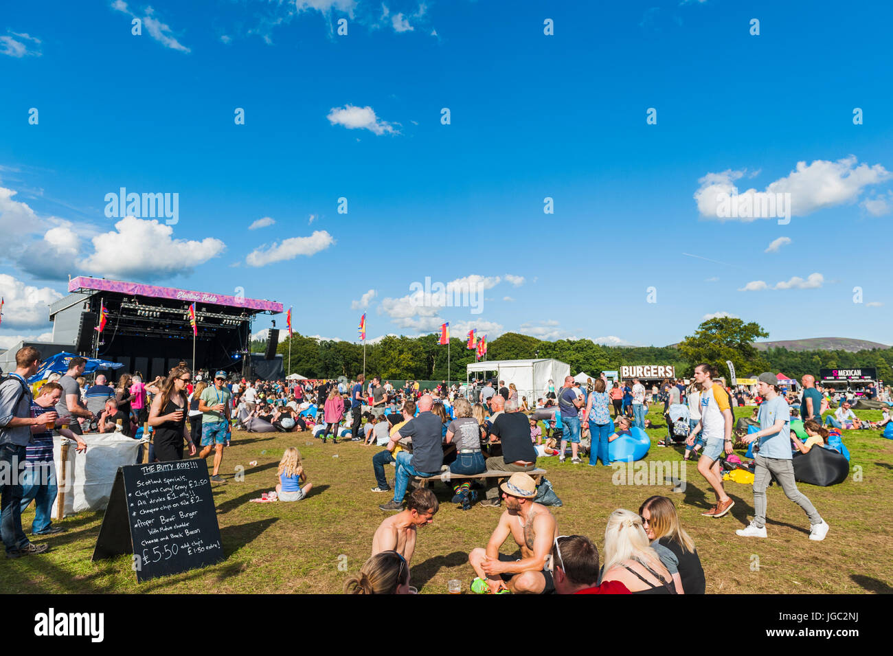 Thornhill, Écosse, Royaume-Uni - 27 août 2016 : les festivaliers dans l'arène principale durant les champs électriques festival dans le parc de château de Drumlanrig Banque D'Images