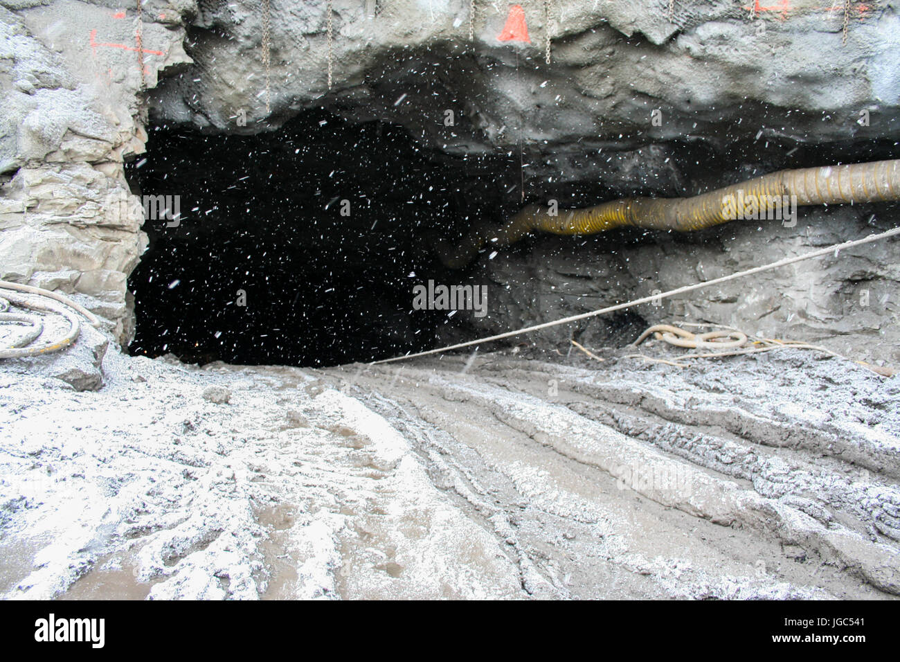 Flocons de neige voltigent dans le vent d'hiver à l'entrée d'une mine de charbon souterraine dans le Kentucky appalachien. Banque D'Images