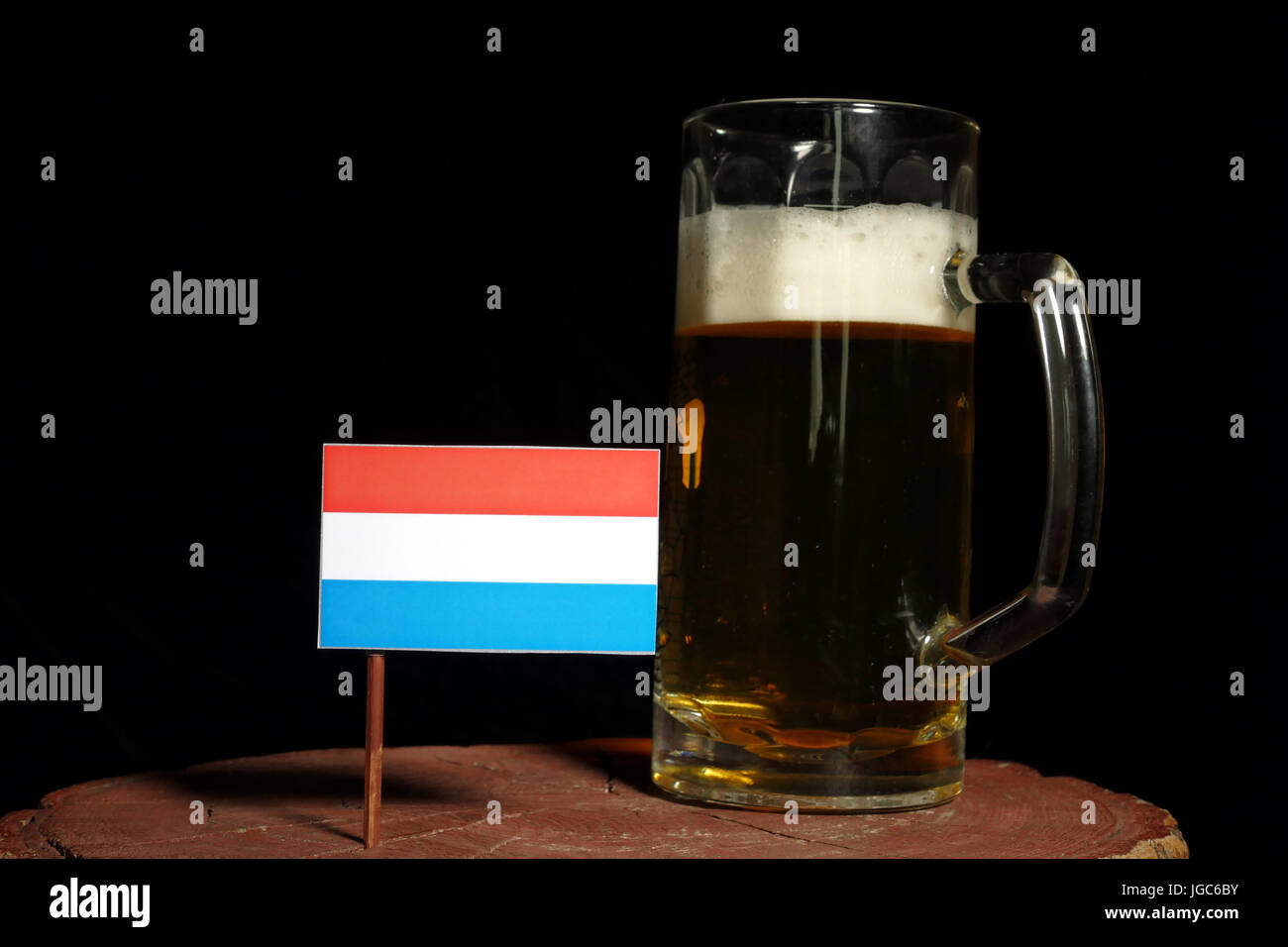 Drapeau Luxembourg with beer mug isolé sur fond noir Banque D'Images