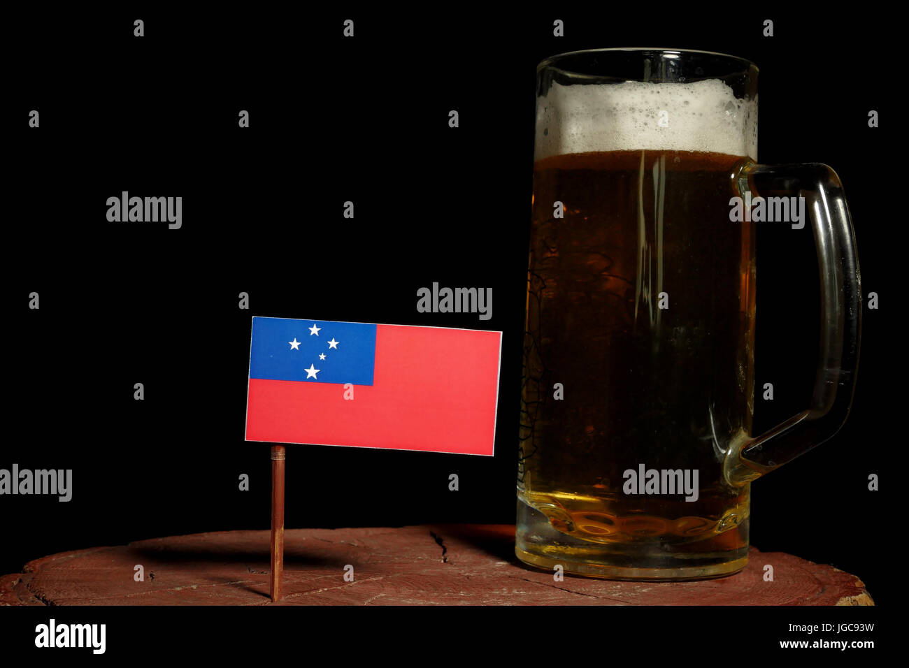 Drapeau Samoa with beer mug isolé sur fond noir Banque D'Images