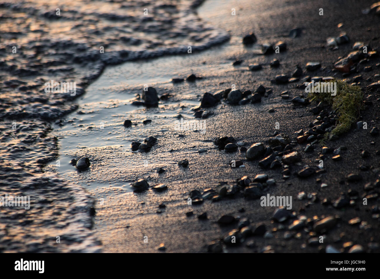 Un coup d'eau sur un lac, avec des détails de sables et de pierres peu Banque D'Images