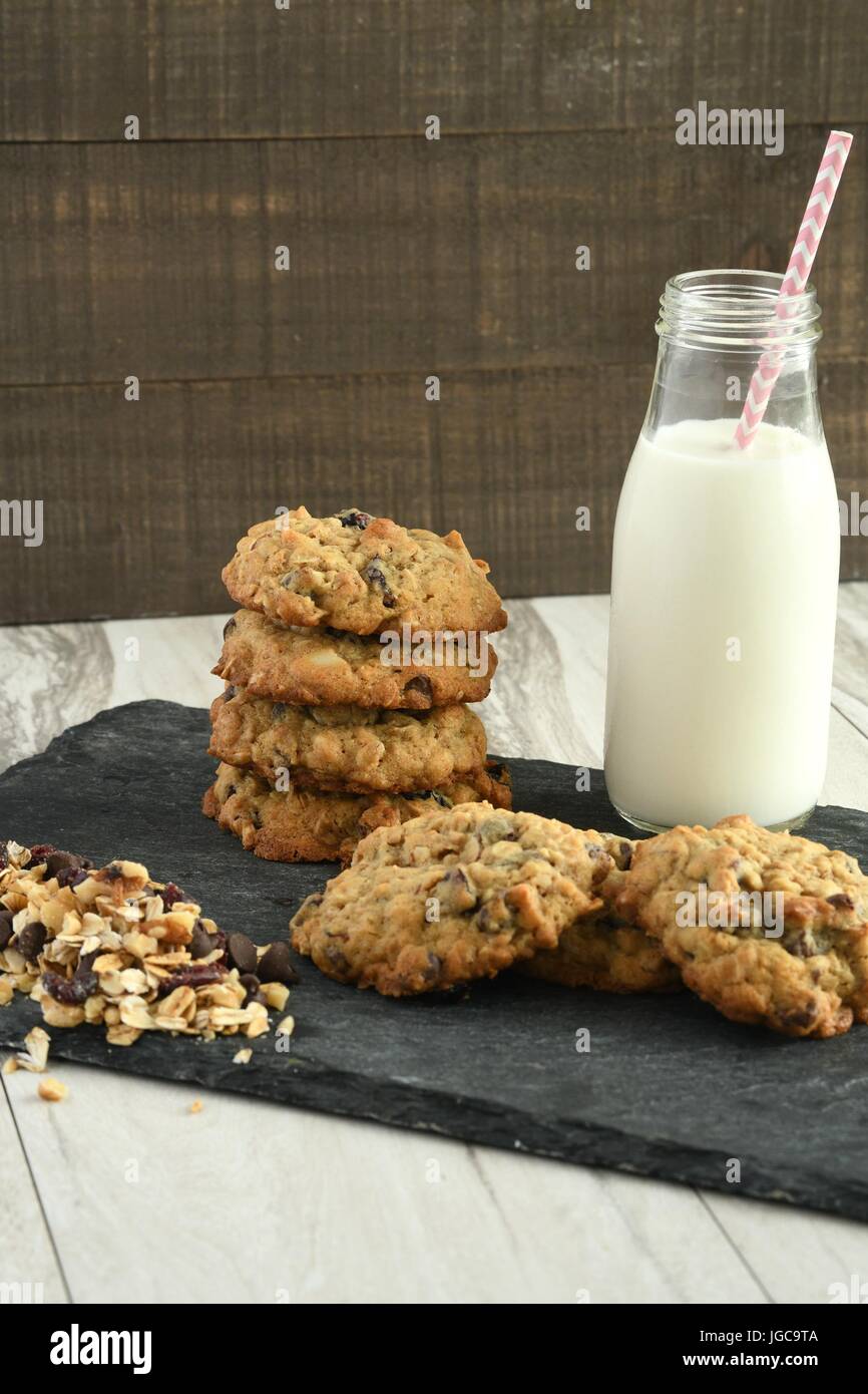 Cookies-Chocolate Mélange de copeaux, d'avoine et noix - cuisson délicieuses gâteries pour collation ou dessert Banque D'Images