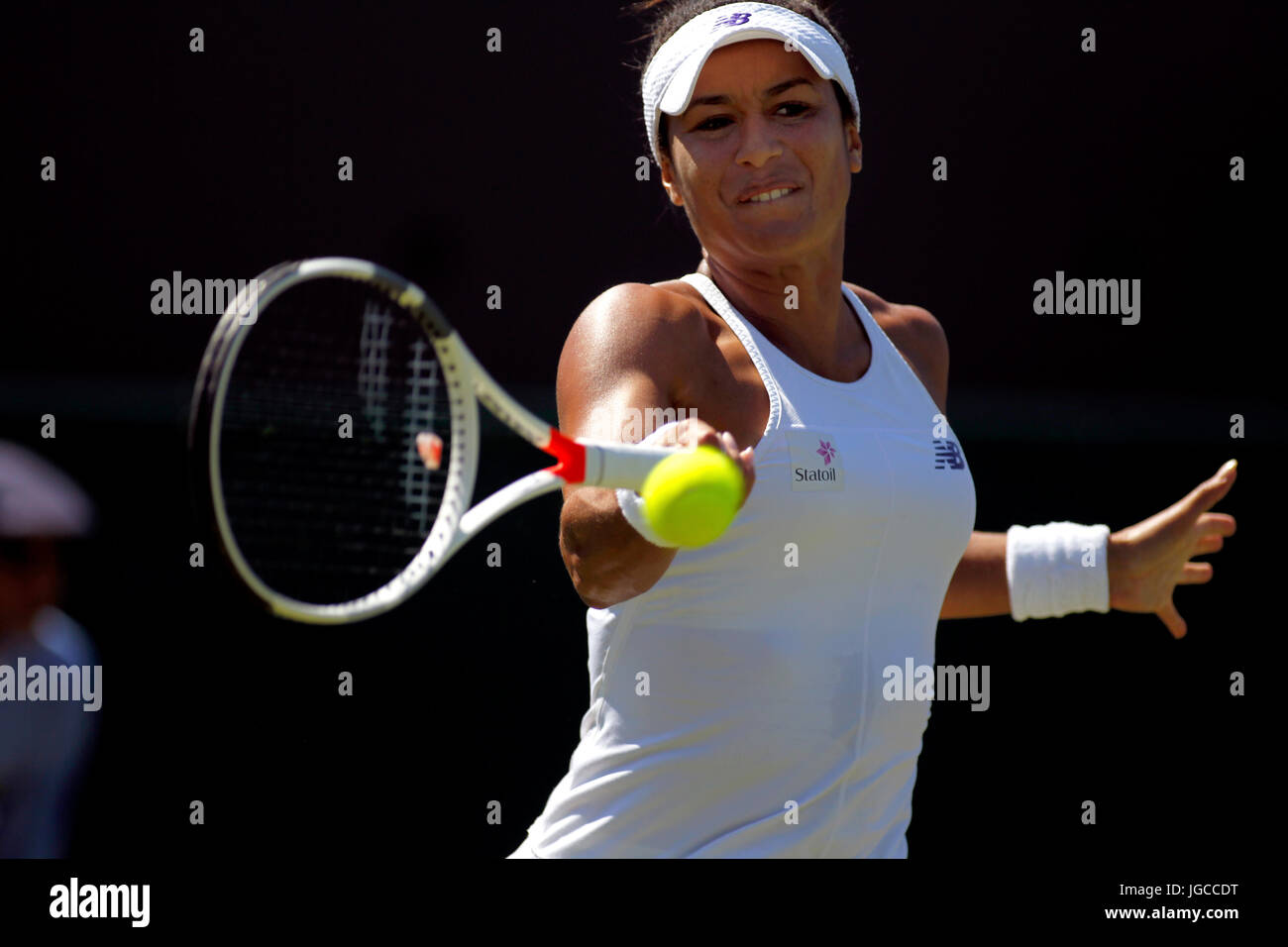 Londres, Royaume-Uni. 05 juillet, 2017. Heather Watson de Grande-bretagne en action au cours de son deuxième tour à Wimbledon contre Anastasija Sevastova de Lettonie Crédit : Adam Stoltman/Alamy Live News Banque D'Images