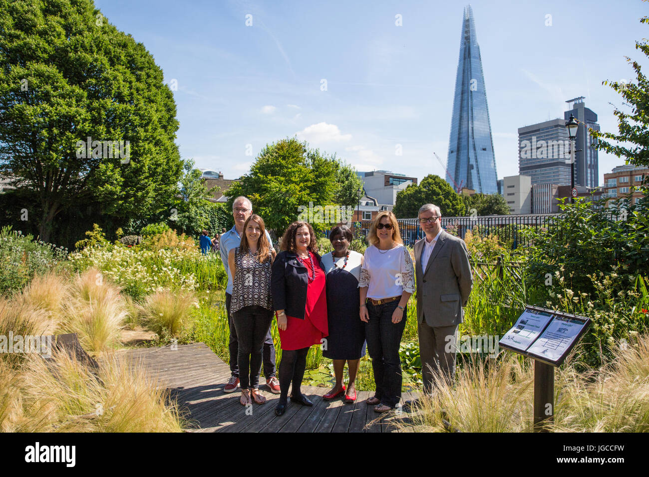 Londres, Royaume-Uni. 5 juillet, 2017. Le Comité de l'environnement de l'Assemblée de Londres lance son rapport "Park life : garantir les espaces verts restent un succès avec les Londoniens' au jardin de la Croix Rouge, un historique et primé park restauré dans sa conception de l'époque victorienne. L-R : Paul Ely (Directeur, Bankside Espaces Trust), Mary O'Connell (coordonnateur des parcs communautaires, des espaces ouverts de Bankside Trust), Leonie Cooper suis (président, Comité de l'environnement de l'Assemblée de Londres), Jennette Arnold AM OBE, Megan Greenwood (résident local et bénévole) et Joseph Bonner (fiduciaire). Credit : Mark Kerrison/Alamy Live News Banque D'Images