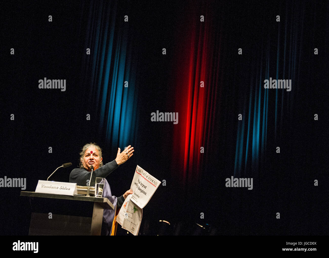 Hambourg, Allemagne. 5 juillet, 2017. Porte-parole des Indiens la mondialisation et récipiendaire du Prix Nobel alternatif Vandana Shiva parle lors de la solidarité mondiale Sommet, une alternative à l'occasion du sommet du G20, à Hambourg, Allemagne, 5 juillet 2017. Les critiques, les alternatives et les stratégies pour leur mise en oeuvre sera élaborée au cours de 17 tables rondes et soixante-cinq groupes de travail. Photo : Christina Sabrowsky/dpa/Alamy Live News Banque D'Images