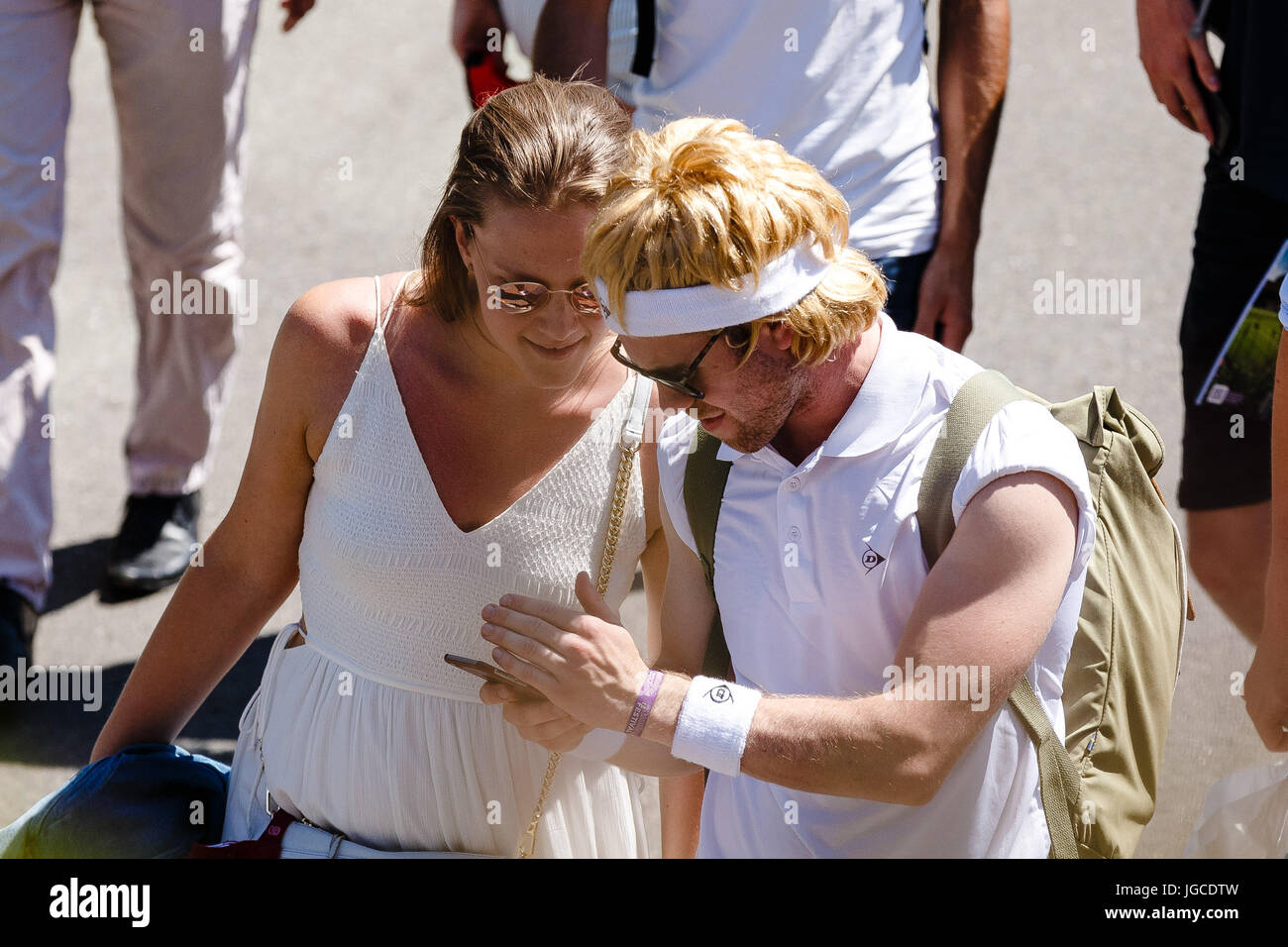 Londres, Royaume-Uni, 5 juillet 2017 : un couple en costume au jour 3 au tennis de Wimbledon 2017 au All England Lawn Tennis et croquet club à Londres. crédit : Frank molter/Alamy live news Banque D'Images