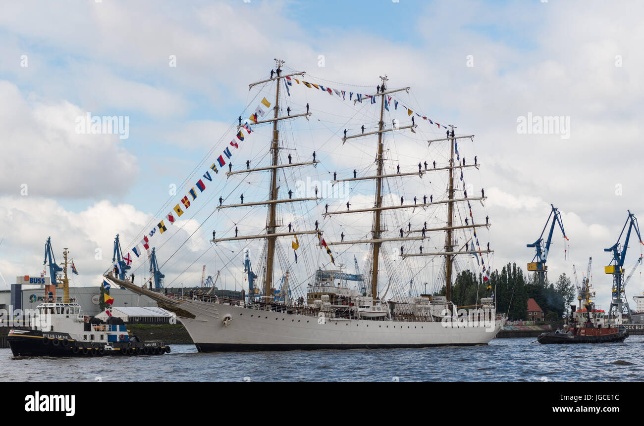 Hambourg, Allemagne. 5e juillet, 2017. La formation Argentine voilier 'Libertad' entre dans le port pour s'amarrer à l'Ueberseebruecke (lit. Pont d'outre-mer) à l'Landungsbruecken «landing bridges) à Hambourg, 05 juillet 2017. Le navire est entré dans le port de Hambourg le mercredi à temps pour le Sommet du G20. Au 1er décembre 2017, l'Argentine prend la G20 de partenariat de l'Allemagne. Dpa : Crédit photo alliance/Alamy Live News Banque D'Images