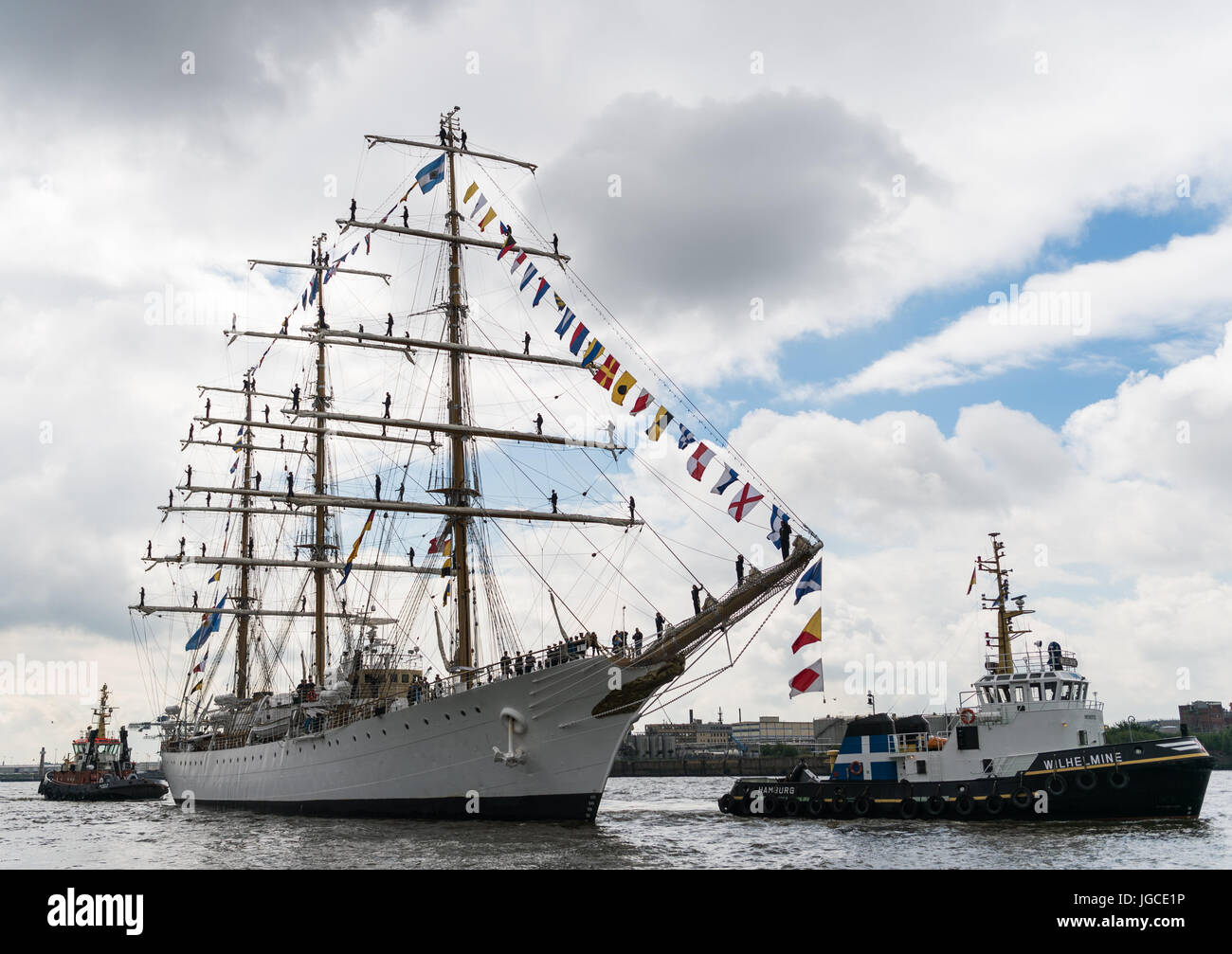 Hambourg, Allemagne. 5e juillet, 2017. Les marins se tenir sur le trois mâts de navire à voile formation Argentin 'Libertad' tandis que le navire entre dans le port pour s'amarrer à l'Ueberseebruecke (lit. Pont d'outre-mer) à l'Landungsbruecken «landing bridges) à Hambourg, 05 juillet 2017. Au 1er décembre 2017, l'Argentine prend la G20 de partenariat de l'Allemagne. Dpa : Crédit photo alliance/Alamy Live News Banque D'Images