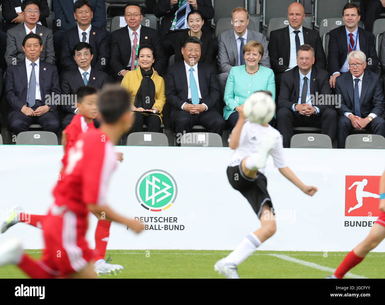 Berlin, Allemagne. 5 juillet, 2017. Le président chinois Xi Jinping (C, avant), son épouse Peng Liyuan (3L, à l'avant) et la Chancelière allemande Angela Merkel (3e R) avant, regarder un match de football amical entre les équipes de jeunes chinois et allemands à Berlin, capitale de l'Allemagne, le 5 juillet 2017. Credit : Wang Ye/Xinhua/Alamy Live News Banque D'Images