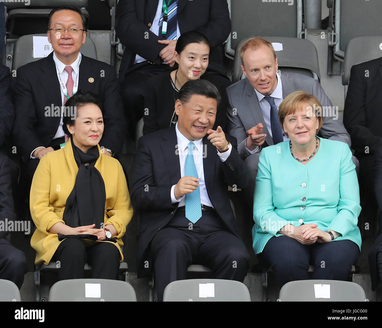 Berlin, Allemagne. 5 juillet, 2017. Le président chinois Xi Jinping (C, avant), son épouse Peng Liyuan (L, à l'avant) et la Chancelière allemande Angela Merkel (R) avant, regarder un match de football amical entre les équipes de jeunes chinois et allemands à Berlin, capitale de l'Allemagne, le 5 juillet 2017. Credit : Wang Ye/Xinhua/Alamy Live News Banque D'Images