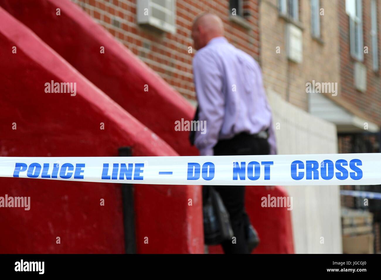 Le Bronx, New York, USA. -- 5ème. Juillet, 2017 -- l'action de la police à la dernière adresse connue d'Alexandre d'obligations, une prison libéré conditionnel, qui ont tiré à mort femme agent de police de Miosotis Familia à travers la fenêtre d'un véhicule de commandement de la police comme elle et son partenaire de patrouille était assis dans le véhicule en hauteurs de Fordham, tôt le matin, le mercredi 5 mai. Juillet 2017. Selon les rapports de police, la raison pour laquelle l'agent a été tué d'obligations parce qu'il "déteste les flics." obligations a été tué par des agents de police et son arme a été récupérée. Credit : Crédit : Ronald G. Lopez /DigiPixsAgain.us/Alamy Live News Banque D'Images