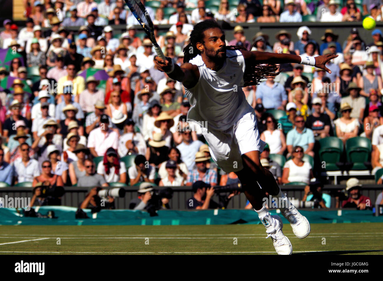 Londres, Royaume-Uni. 05 juillet, 2017. Londres, 5 juillet 2017 - Dustin Brown de l'Allemagne atteint pour une volée au cours de son deuxième tour contre Andy Murray à Wimbledon. Crédit : Adam Stoltman/Alamy Live News Banque D'Images